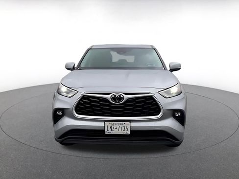 Used 2025 Toyota Highlander LE image 4