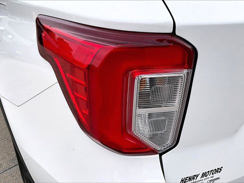 Used 2023 Ford Explorer XLT AWD/4WD image 25
