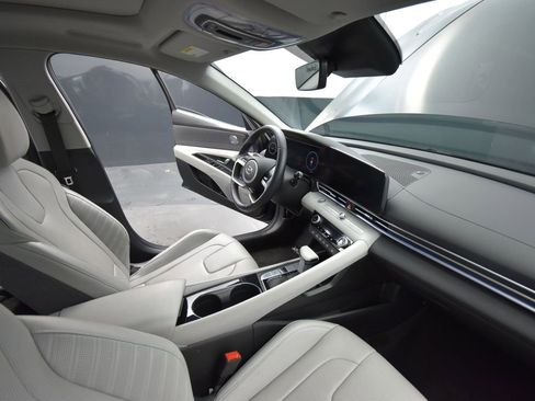 Used 2022 Hyundai Elantra Limited image 18