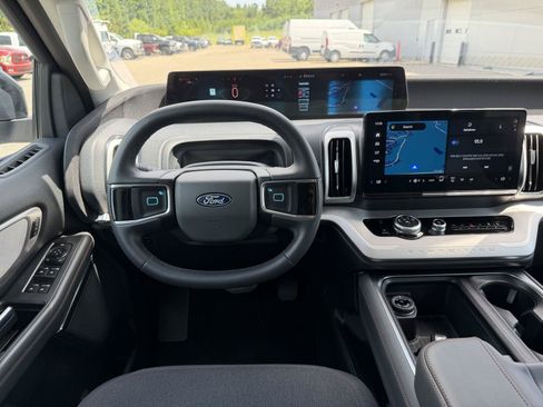 Used 2025 Ford Expedition Active AWD/4WD image 8