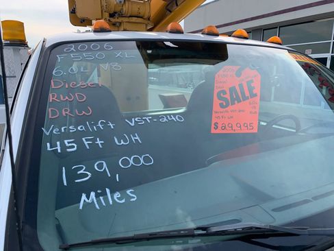 Used 2006 Ford F550 2WD Regular Cab Super Duty image 3