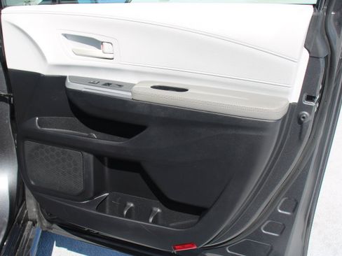 Certified 2025 Toyota Sienna LE w/ LE Plus Package FWD image 18