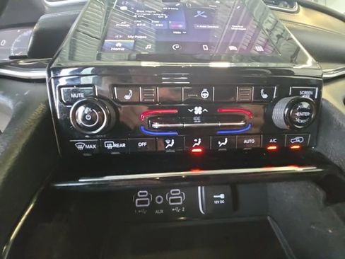 Used 2022 Jeep Grand Cherokee Laredo w/ Luxury Tech Group I AWD/4WD image 17