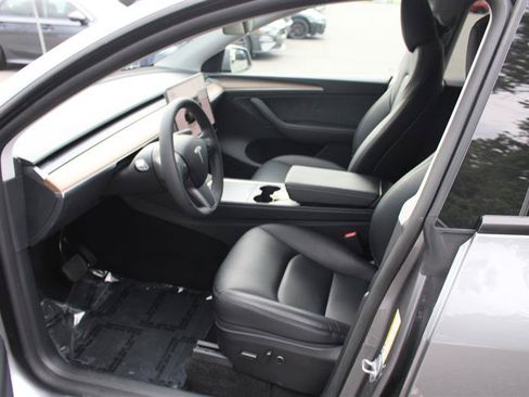 Used 2025 Tesla Model Y Long Range AWD/4WD image 9