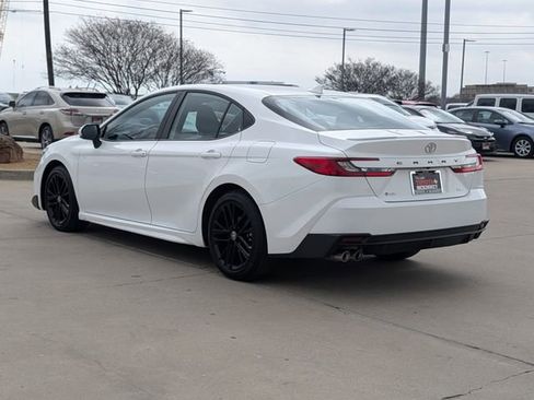 Used 2025 Toyota Camry SE image 9