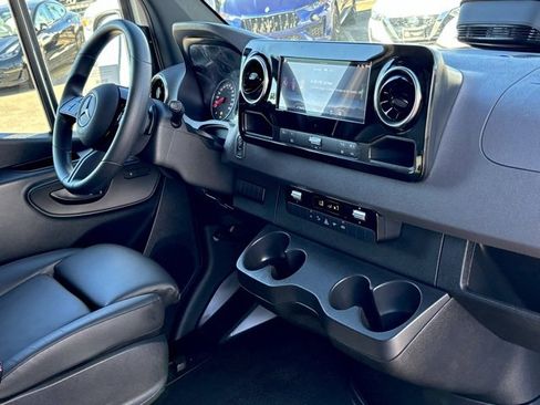 Used 2025 Mercedes-Benz Sprinter 2500 image 23