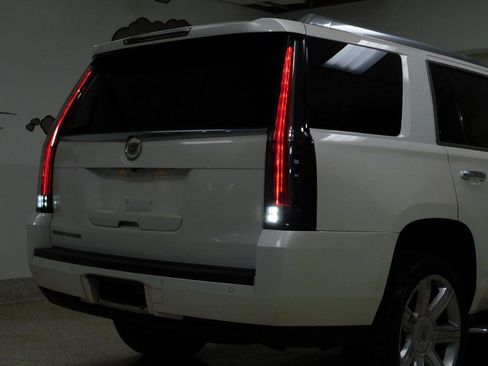Used 2015 Cadillac Escalade Luxury image 88
