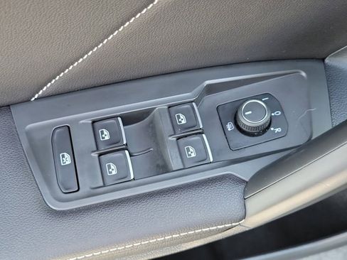 Used 2023 Volkswagen Tiguan SE R-Line image 22