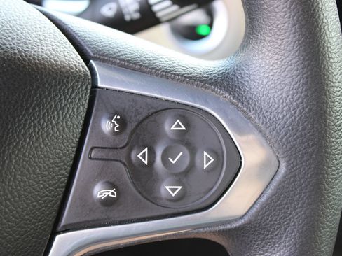 Used 2022 Chevrolet Traverse LS FWD image 21