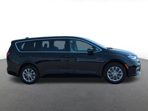 Used 2024 Chrysler Pacifica Touring-L AWD/4WD image 7