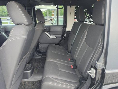 Used 2015 Jeep Wrangler Unlimited Sahara w/ Connectivity Group AWD/4WD image 4