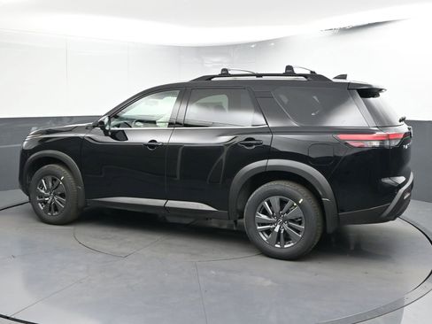 Used 2025 Nissan Pathfinder SV image 5