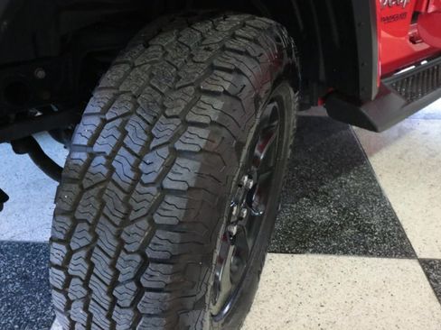 Used 2018 Jeep Wrangler Unlimited Sahara w/ Cold Weather Group image 12