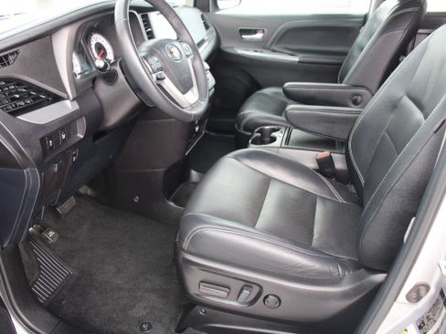 Used 2017 Toyota Sienna SE Premium image 11