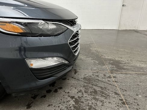 Used 2021 Chevrolet Malibu LT image 2