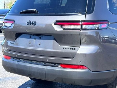 Used 2022 Jeep Grand Cherokee L Limited w/ Black Appearance Package image 9