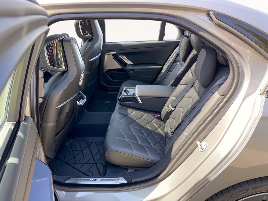 Certified 2024 BMW i7 xDrive60 w/ Executive Package AWD/4WD image 25