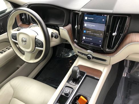 Used 2022 Volvo XC60 B5 Momentum image 26