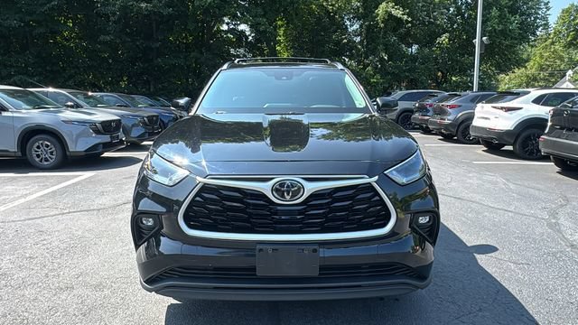 Used 2021 Toyota Highlander XLE AWD/4WD image 2