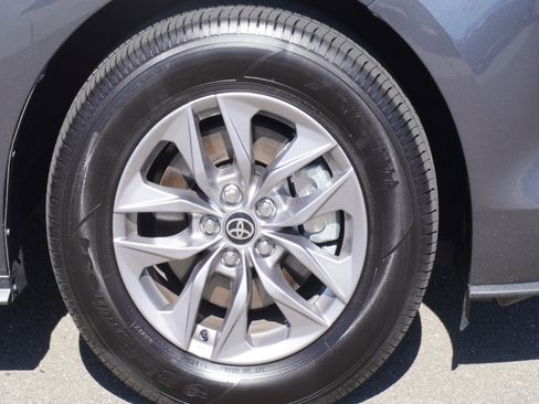 Used 2025 Toyota Sienna XLE image 5