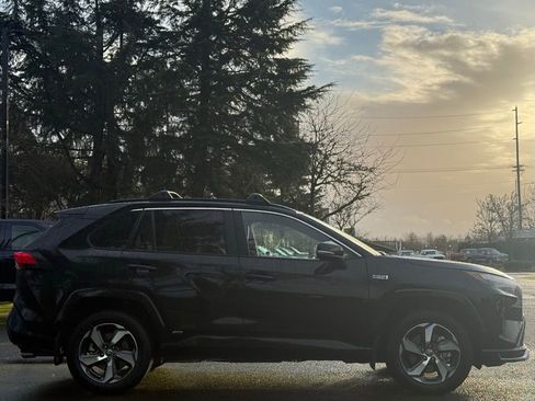 Used 2024 Toyota RAV4 SE image 6