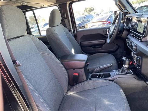 Used 2024 Jeep Wrangler Unlimited image 29