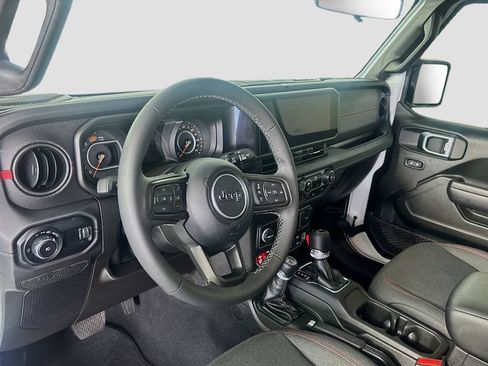 Used 2025 Jeep Wrangler Unlimited Rubicon AWD/4WD image 9