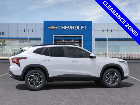 New 2025 Chevrolet Trax LT w/ Sunroof Package image 5