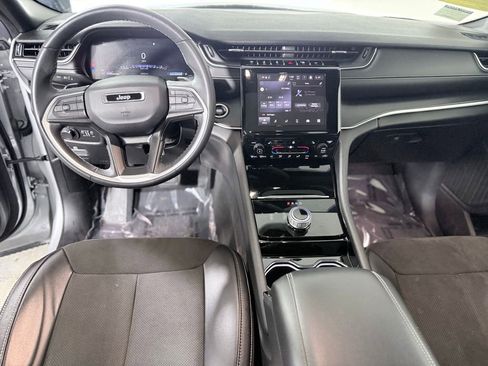 Used 2023 Jeep Grand Cherokee Altitude AWD/4WD image 9