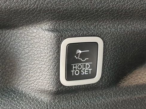 Used 2023 Jeep Grand Cherokee L Laredo image 15