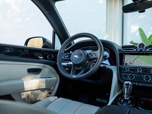 Used 2023 Bentley Bentayga Extended Wheelbase image 28