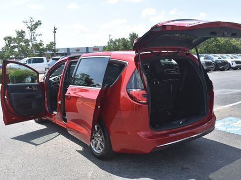 Used 2025 Chrysler Pacifica Select FWD image 17