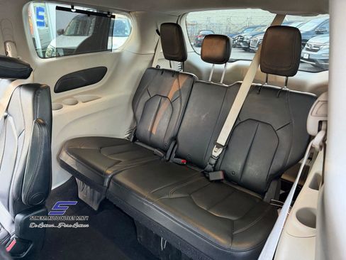 Used 2019 Chrysler Pacifica Touring-L image 27