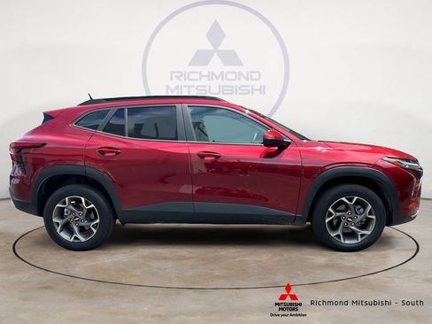 Used 2025 Chevrolet Trax LT FWD image 2