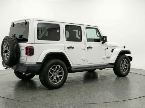 Used 2025 Jeep Wrangler Unlimited Sahara AWD/4WD image 9