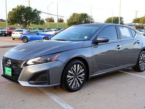 Certified 2024 Nissan Altima 2.5 SV w/ SV Premium Package image 3