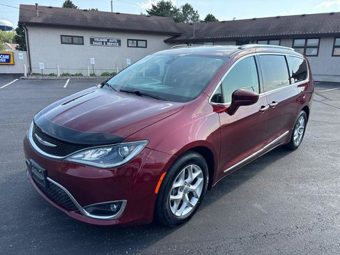 Used 2018 Chrysler Pacifica Touring-L Plus FWD image 7