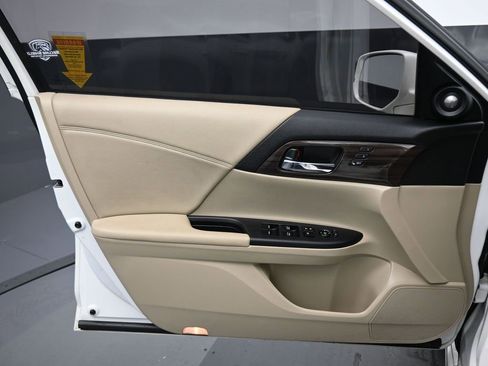 Used 2017 Honda Accord Touring image 9