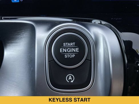 Used 2025 Mercedes-Benz GLB 250 4MATIC image 8