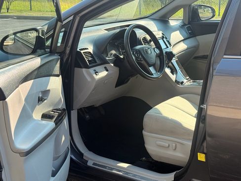 Used 2015 Toyota Venza LE FWD image 6
