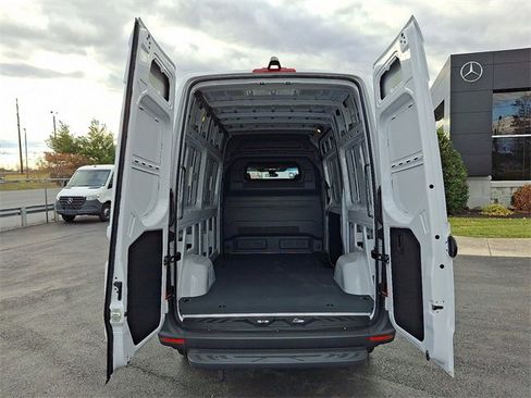 Used 2025 Mercedes-Benz Sprinter 2500 image 10