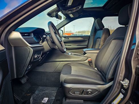 New 2025 Jeep Grand Cherokee Laredo X w/ Luxury Tech Group I image 12