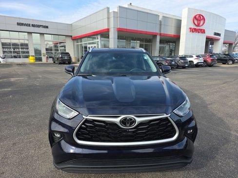 Used 2023 Toyota Highlander XLE image 3