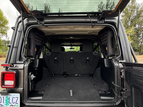 Used 2018 Jeep Wrangler Unlimited Sport S AWD/4WD image 9