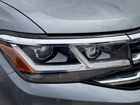 Used 2022 Volkswagen Atlas Cross Sport SE image 34