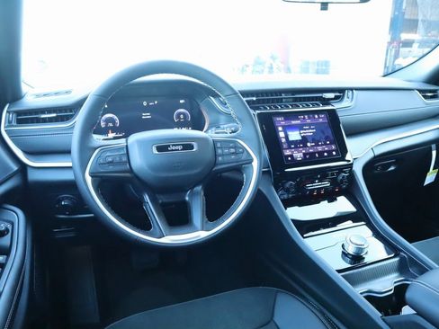 New 2025 Jeep Grand Cherokee Altitude image 2