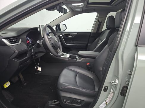 Used 2022 Toyota RAV4 XLE Premium FWD image 7