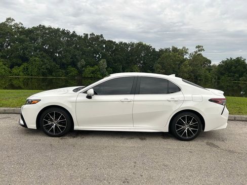 Used 2023 Toyota Camry SE FWD image 3
