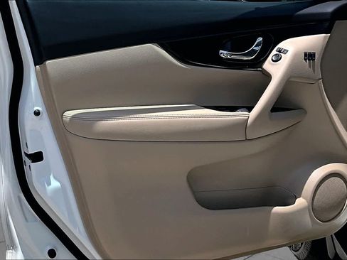 Used 2020 Nissan Rogue SL w/ Premium Package FWD image 26