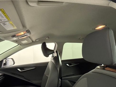 Used 2025 Kia Niro LX image 22